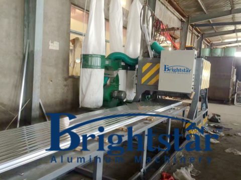 Moving polishing head aluminum polishing machine